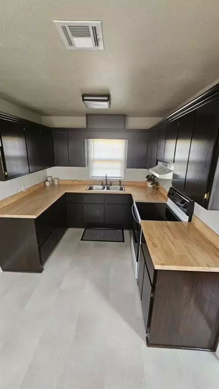 Kitchen - 1038 E Walnut St, Altus, OK 73521 photo 1 of 3