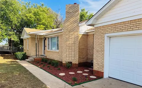 Exterior - 1038 E Walnut St, Altus, OK 73521 photo 3 of 5
