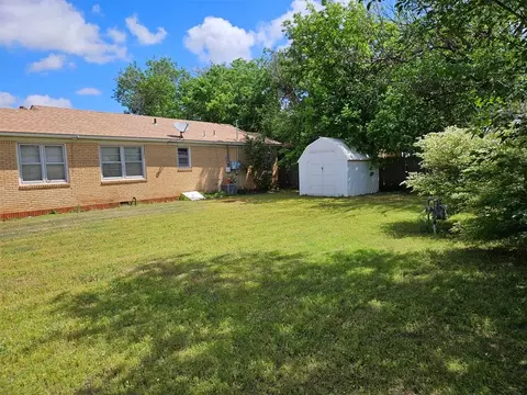 Exterior - 1038 E Walnut St, Altus, OK 73521 photo 5 of 5