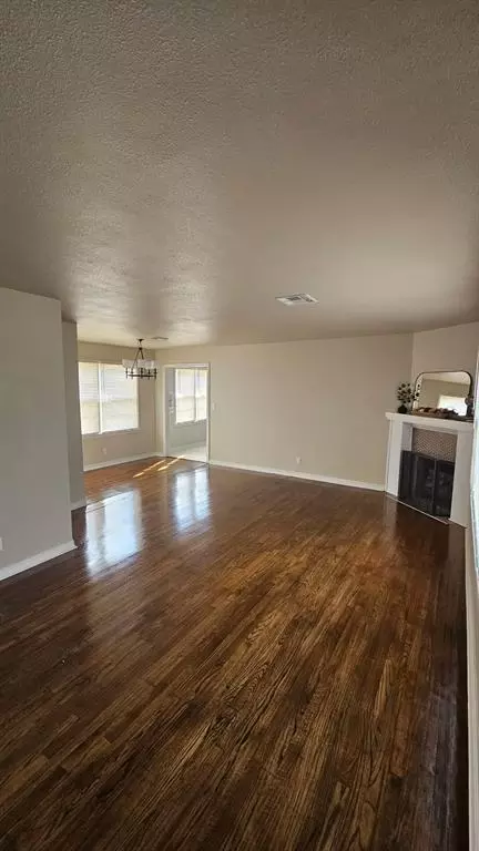 Living - 1038 E Walnut St, Altus, OK 73521 photo 1 of 4