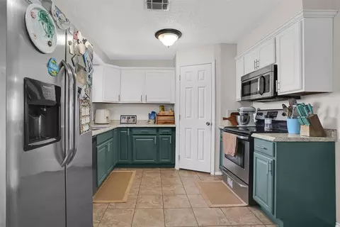 Kitchen - 1229 E Ridgecrest Rd, Altus, OK 73521 photo 2 of 4