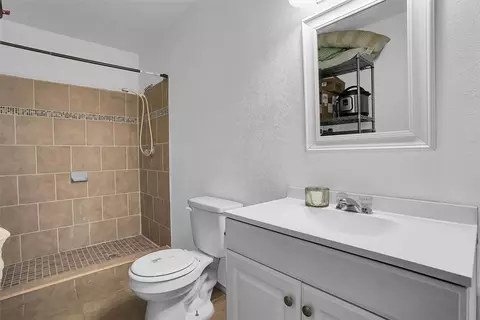 Bath - 1229 E Ridgecrest Rd, Altus, OK 73521 photo 1 of 3