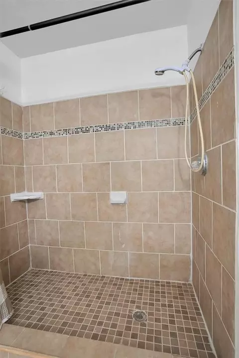 Bath - 1229 E Ridgecrest Rd, Altus, OK 73521 photo 2 of 3