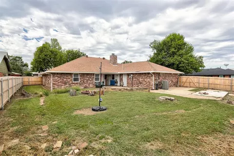 Exterior - 2308 Fox Ave, Moore, OK 73160 photo 4 of 5