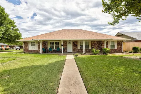 2308 Fox Ave, Moore, OK 73160