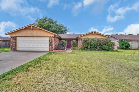 Exterior - 701 Hayes St, Altus, OK 73521 photo 2 of 7