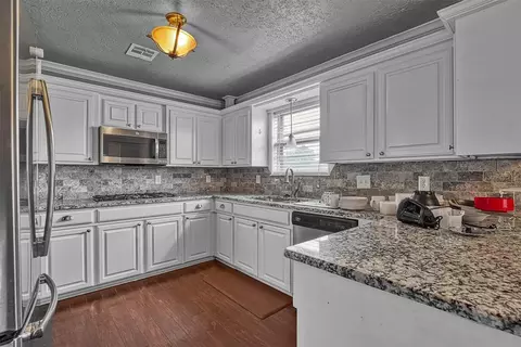 Kitchen - 701 Hayes St, Altus, OK 73521 photo 2 of 5