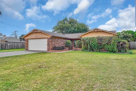 Exterior - 701 Hayes St, Altus, OK 73521 photo 3 of 7