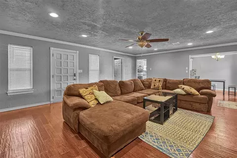 Living - 701 Hayes St, Altus, OK 73521 photo 2 of 3
