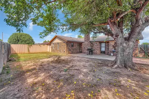 Exterior - 701 Hayes St, Altus, OK 73521 photo 5 of 7