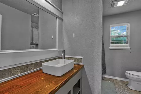 Bath - 701 Hayes St, Altus, OK 73521 photo 1 of 3