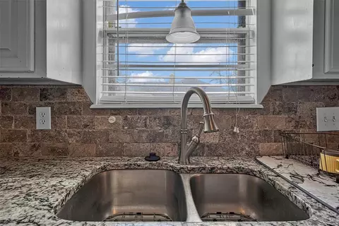Kitchen - 701 Hayes St, Altus, OK 73521 photo 5 of 5