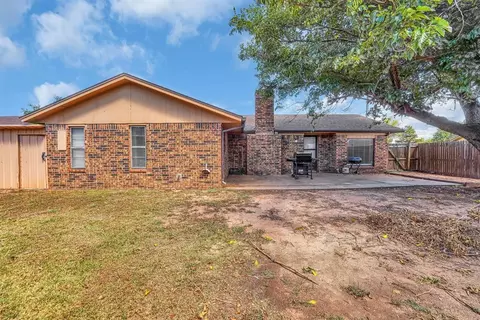 Exterior - 701 Hayes St, Altus, OK 73521 photo 6 of 7