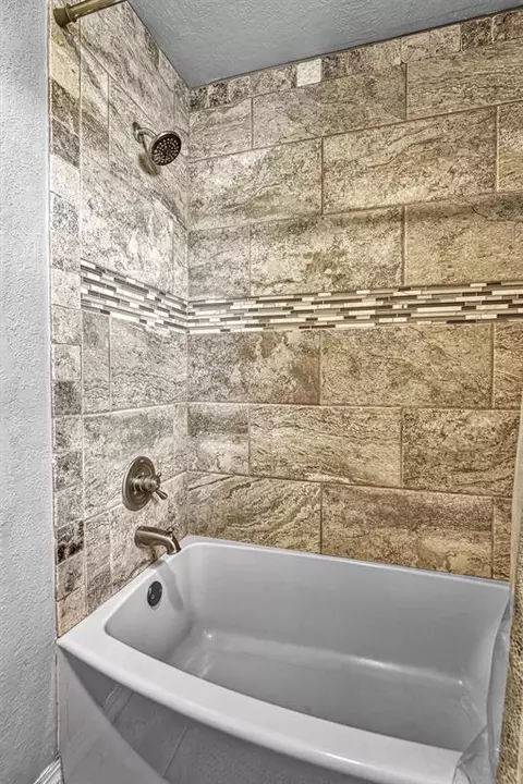 Bath - 701 Hayes St, Altus, OK 73521 photo 2 of 3