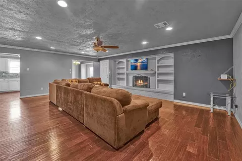 Living - 701 Hayes St, Altus, OK 73521 photo 1 of 3