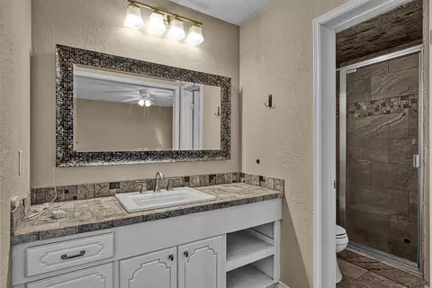 Bath - 701 Hayes St, Altus, OK 73521 photo 3 of 3