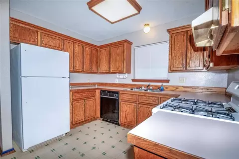 Kitchen - 511 W 5th St, Stroud, OK 74079 photo 2 of 3