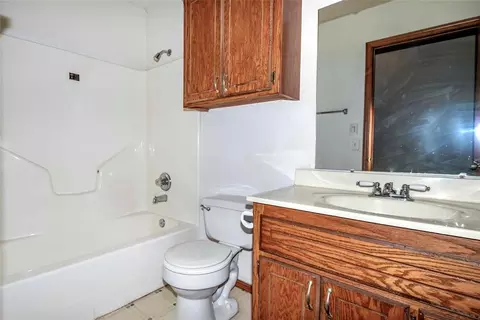 Bath - 511 W 5th St, Stroud, OK 74079 photo 1 of 1