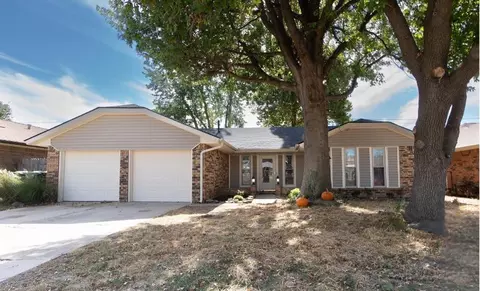 804 Royal Ln, Yukon, OK 73099