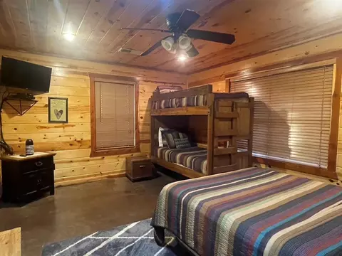 Bedroom - 616 Southern Hills Rd, Broken Bow, OK 74728 photo 3 of 4