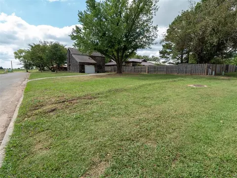 Exterior - 2222 7th St, Prague, OK 74864 photo 6 of 7