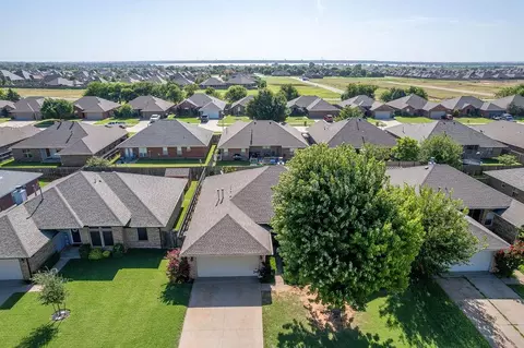 633 Eastview Dr, Yukon, OK 73099