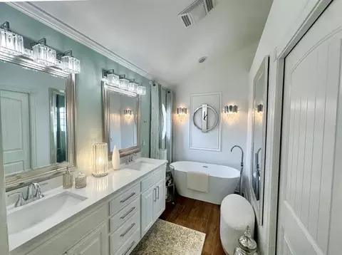 Bath - 904 Sheryl Ln, Altus, OK 73521 photo 1 of 3