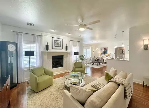 Living - 904 Sheryl Ln, Altus, OK 73521 photo 2 of 2