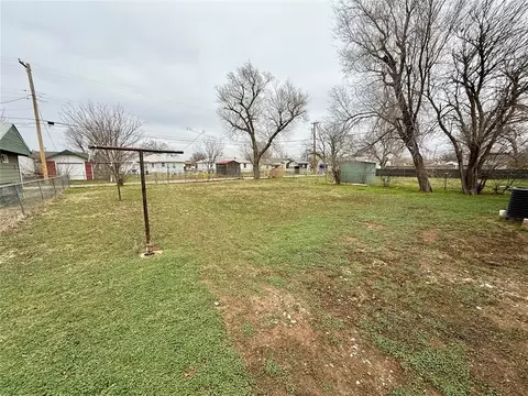 Exterior - 915 E Hickory St, Altus, OK 73521 photo 3 of 3