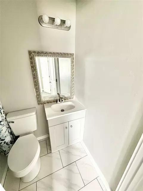 Bath - 915 E Hickory St, Altus, OK 73521 photo 1 of 5