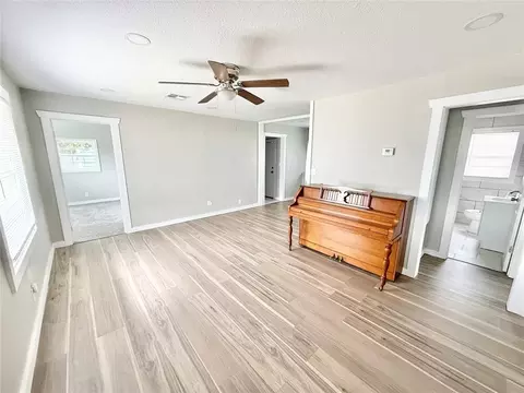 Living - 915 E Hickory St, Altus, OK 73521 photo 1 of 2