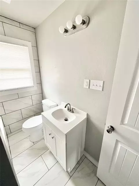 Bath - 915 E Hickory St, Altus, OK 73521 photo 3 of 5