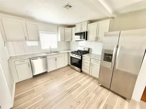 Kitchen - 915 E Hickory St, Altus, OK 73521 photo 1 of 1