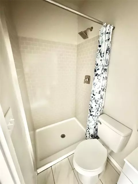 Bath - 915 E Hickory St, Altus, OK 73521 photo 2 of 5