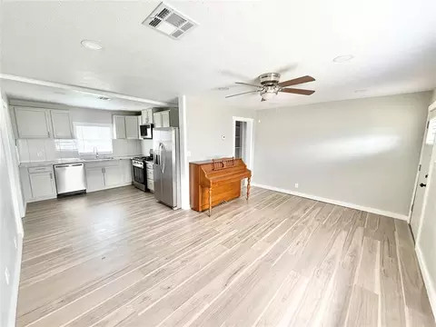 Living - 915 E Hickory St, Altus, OK 73521 photo 2 of 2