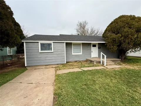 Exterior - 915 E Hickory St, Altus, OK 73521 photo 2 of 3