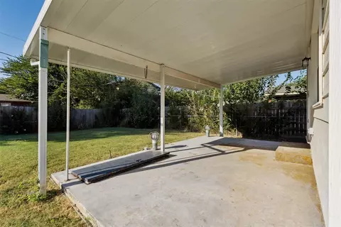 Exterior - 7012 NW 62nd St, Bethany, OK 73008 photo 6 of 10
