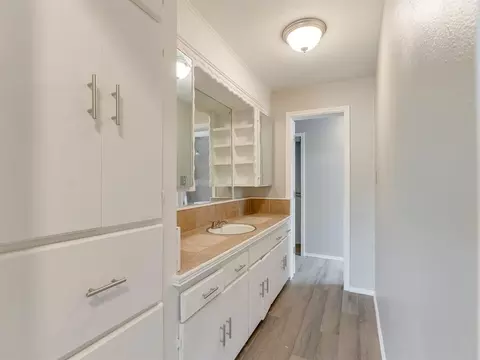 Bath - 1024 Hillside Dr, Ada, OK 74820 photo 6 of 8