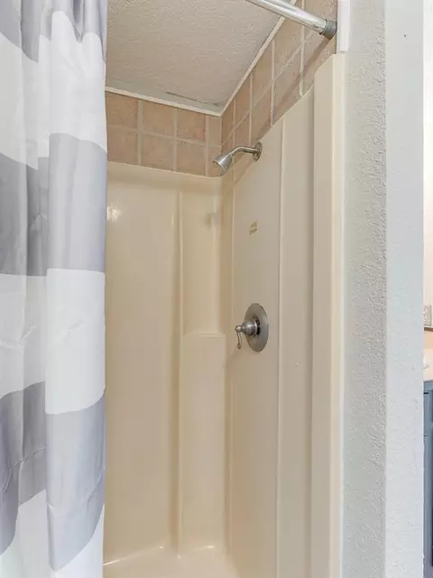 Bath - 1024 Hillside Dr, Ada, OK 74820 photo 3 of 8
