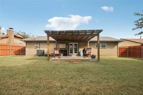 Exterior - 916 NE 6th St, Moore, OK 73160 photo 6 of 7