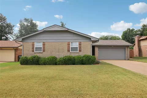 Exterior - 916 NE 6th St, Moore, OK 73160 photo 3 of 7