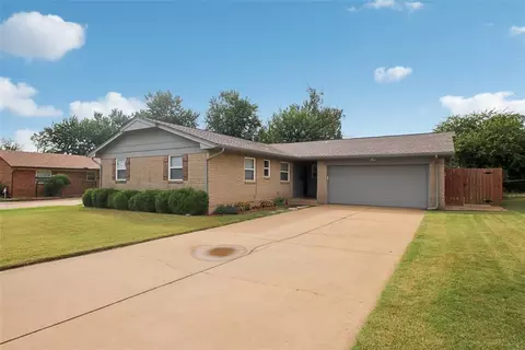 Exterior - 916 NE 6th St, Moore, OK 73160 photo 2 of 7