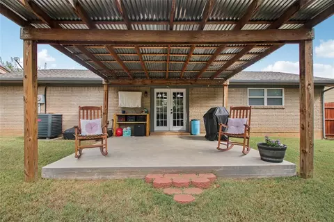Exterior - 916 NE 6th St, Moore, OK 73160 photo 5 of 7