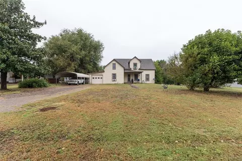 319 E Main St, Calumet, OK 73014