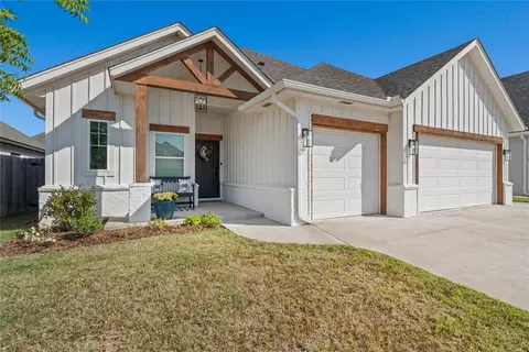 10809 NW 27th St, Yukon, OK 73099