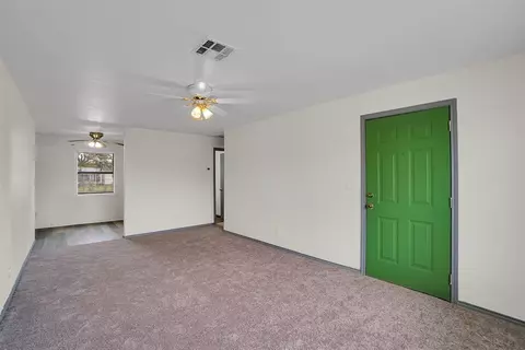 Living - 1109 Chestnut St, Altus, OK 73521 photo 2 of 3