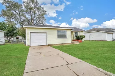 Exterior - 1109 Chestnut St, Altus, OK 73521 photo 2 of 6