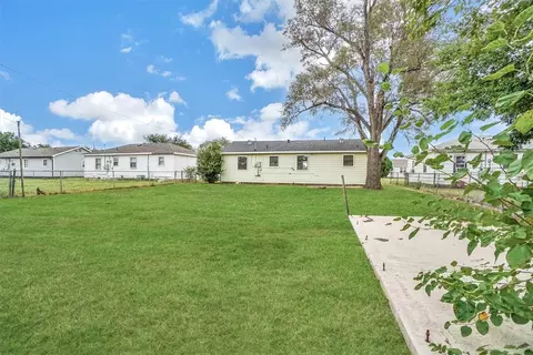 Exterior - 1109 Chestnut St, Altus, OK 73521 photo 5 of 6