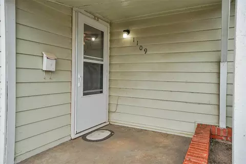Exterior - 1109 Chestnut St, Altus, OK 73521 photo 3 of 6