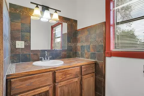 Bath - 1109 Chestnut St, Altus, OK 73521 photo 2 of 2